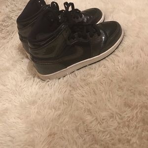 Jordan 1 retro black patent